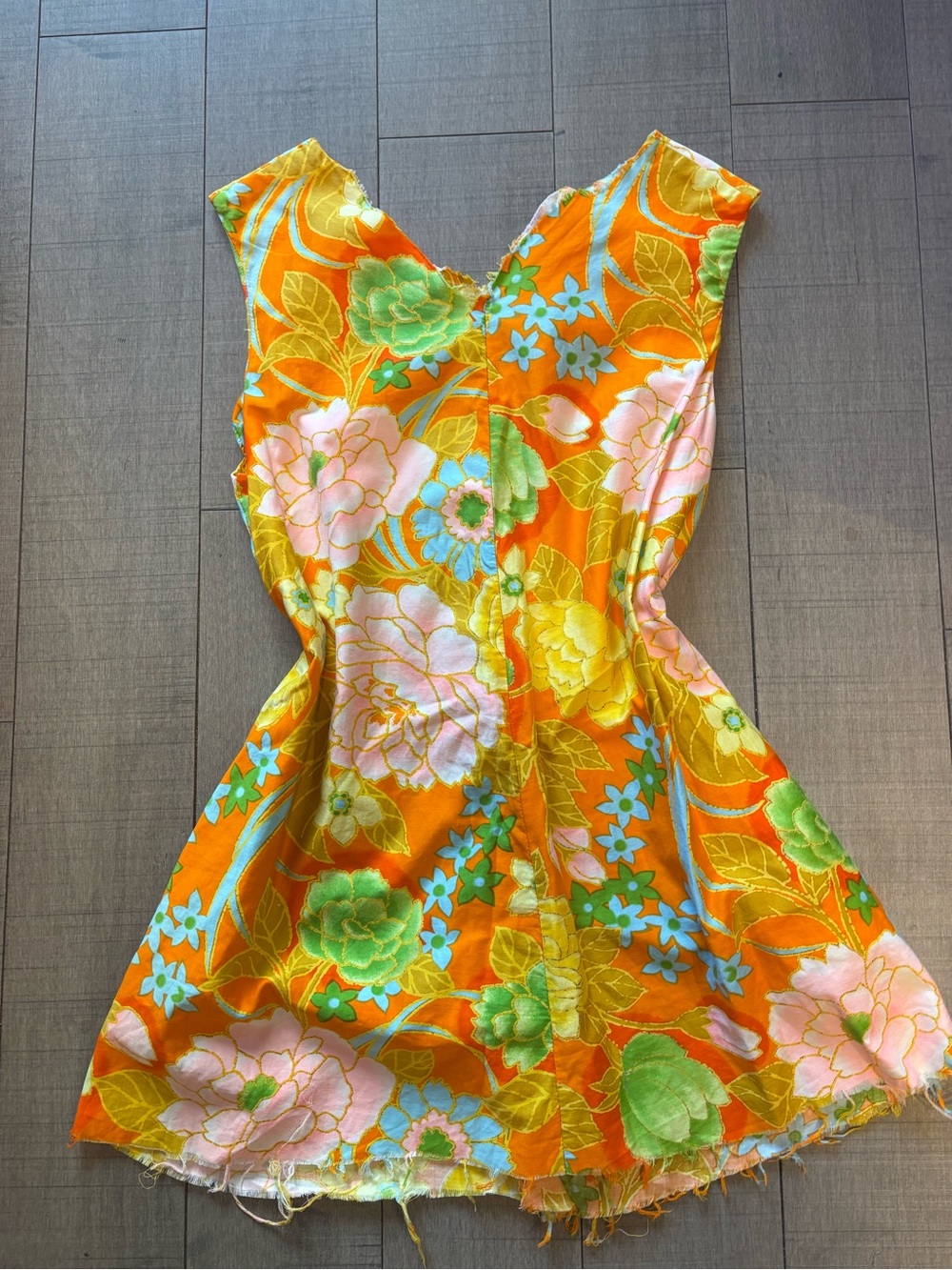 🦋2/$40🦋Rare 1970s Floral Pocket Dress with Raw Edges